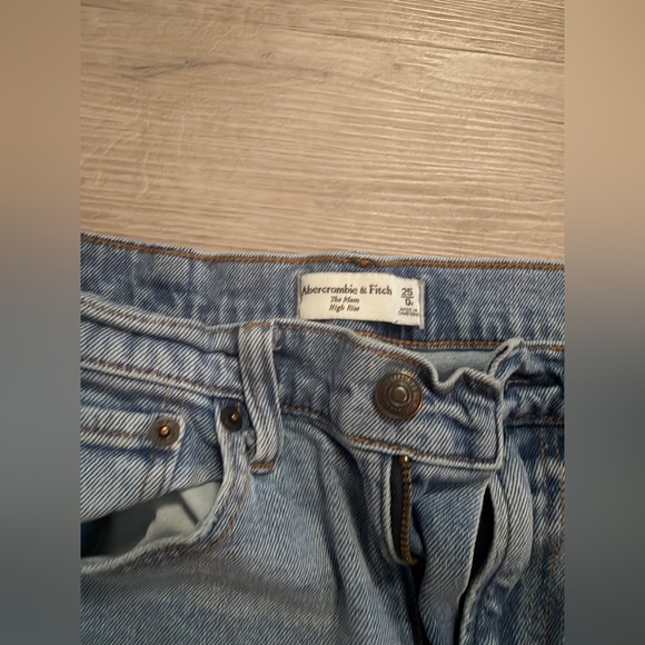 Abercrombie mom high rise jeans 25 short (0s) - Picture 2 of 3